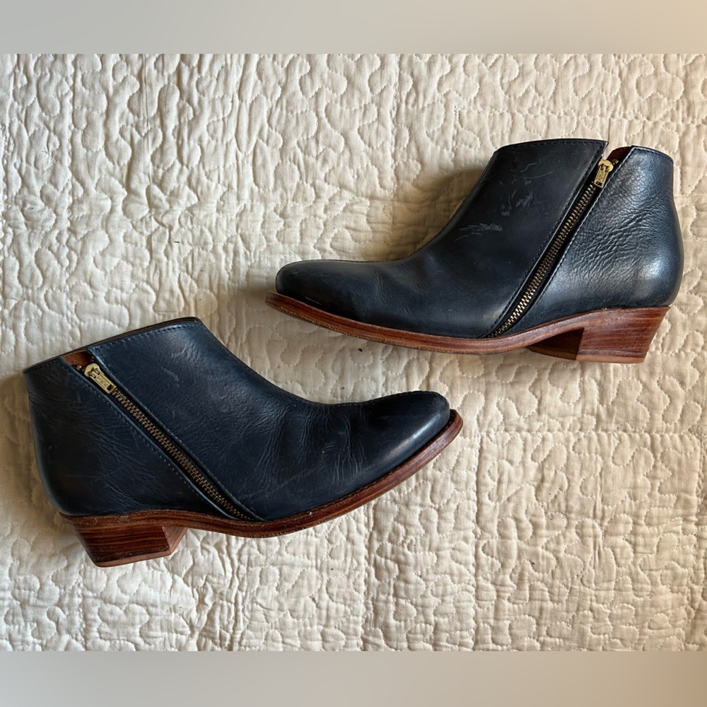 Boots from The Root Collective! Size 7 Navy Blue